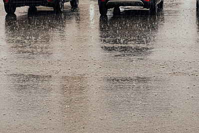 В ближайшие часы ожидаются ливень, град и шквалистый ветер