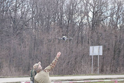 Российский боец руками поймал FPV-дрон и разбил его о дерево