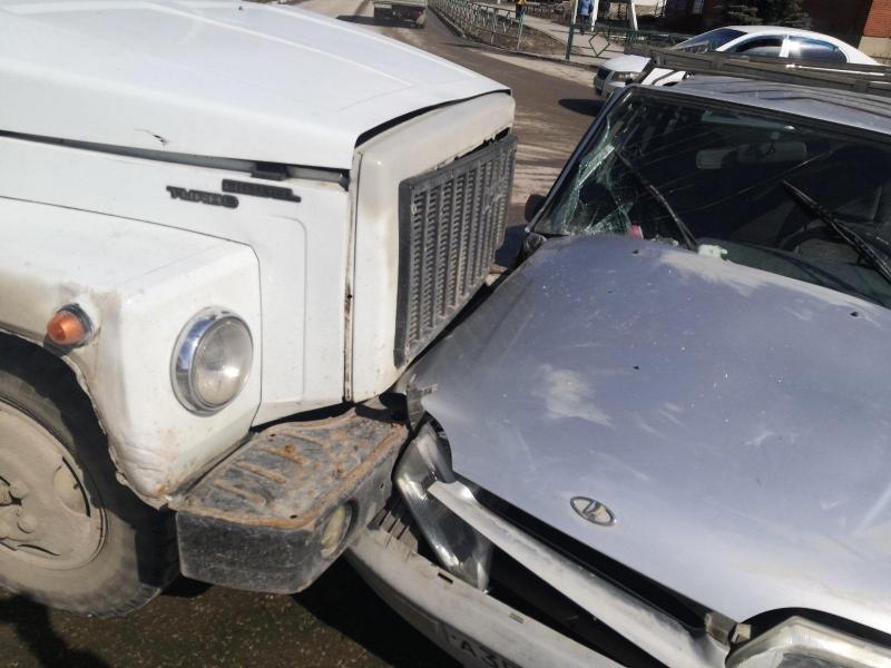 В Самарской области пенсионер на "четырнадцатой" не уступил дорогу грузовику и травмировал женщину