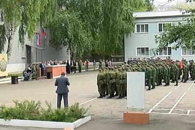 Парня с татуировками на лице забрали в армию