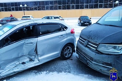 В Самарской области 32-летний мужчина без прав въехал в микроавтобус