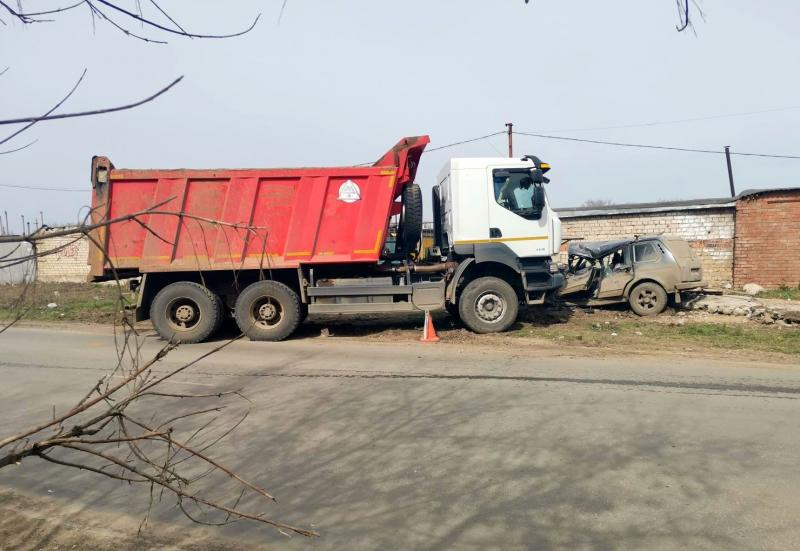 В Самаре мужчина на грузовике отправил в больницу водителя встречной "Нивы"