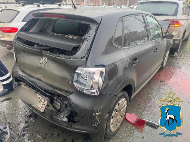 В Тольятти пенсионер на "семерке" протаранил Geely