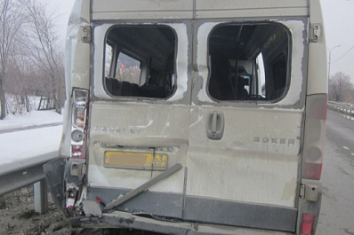 Под Чапаевском столкнулись микроавтобус и грузовик, есть пострадавшие