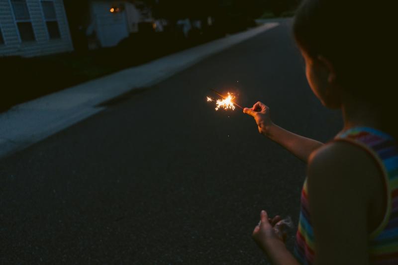 Как спастись при пожаре: эксперт рассказал, чему родители должны научить своих детей