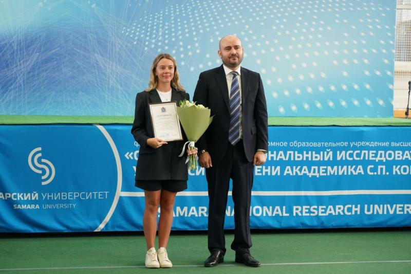 Губернатор Вячеслав Федорищев спел гимн с самарскими студентами