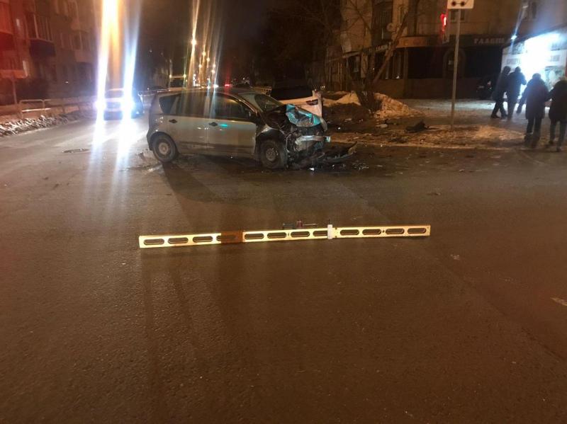  Не уступил дорогу и попал в больницу: на улице Ушакова в Тольятти столкнулись две иномарки