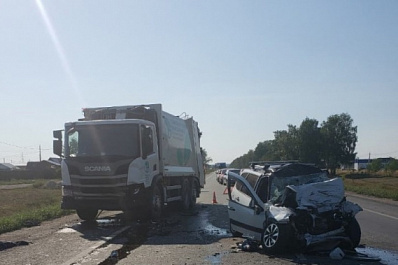 На трассе под Самарой водитель "Калины" врезался в мусоровоз и погиб
