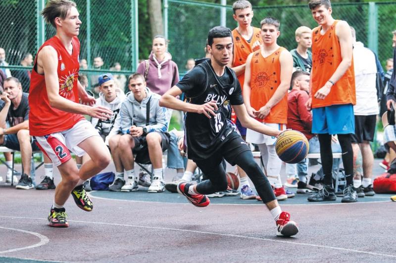 В Самаре на площадках в парке имени Гагарина определяли лучших в баскетболе 3х3