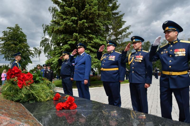 Сызранское высшее военное авиационное училище летчиков отмечает 85-летие