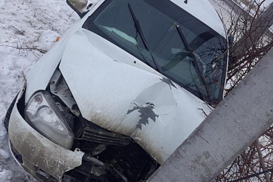 Автоледи с месячным стажем вождения протаранила бетонный столб в Тольятти