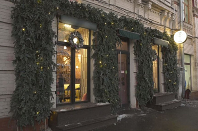 Новогоднее настроение в Самаре создают ярко украшенные фасады и витрины