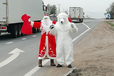 На въезде в Тольятти заметили Деда Мороза с медведем