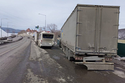 В Самаре столкнулись два грузовика и автобус