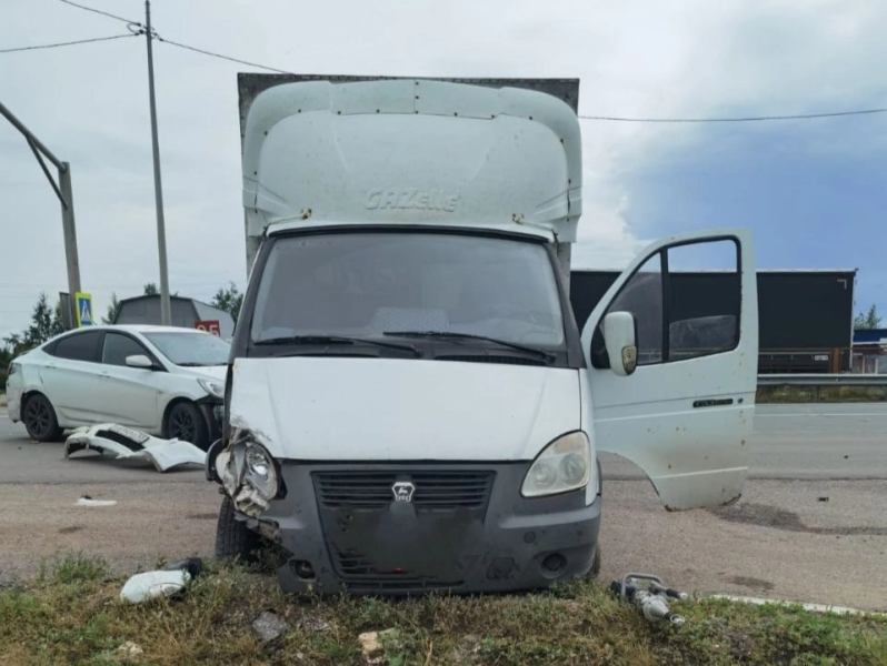 В Самарской области на трассе столкнулись фура, "Газель" и две иномарки