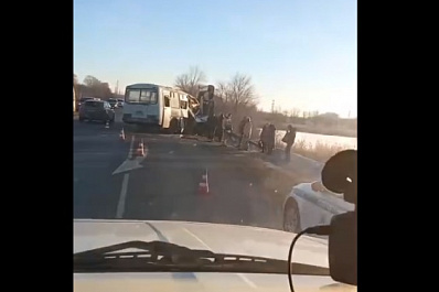 Три человека пострадали при столкновении автобуса и манипулятора на трассе под Самарой