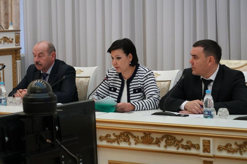 Увеличение социальных выплат и дополнительная помощь землякам: Дмитрий Азаров провел заседание областного Правительства