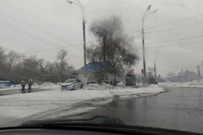 В Самарской области полицейские помогли водителю выбраться из снежного плена