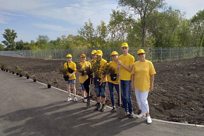 В Нефтегорске озеленяют строящийся парк "Молодежный" 