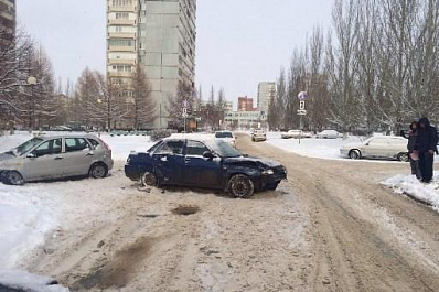 Десятка и Калина не поделили дорогу на перекрестке в Тольятти