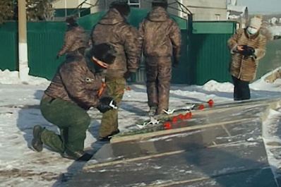 В День Неизвестного солдата в Алексеевке появились десятки белых бумажных журавлей