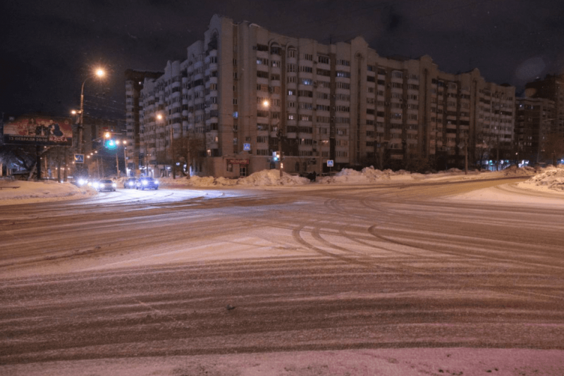 Глава Самары Елена Лапушкина проверила, как в городе ведутся снегоуборочные работы в ночную смену перед началом рабочей недели