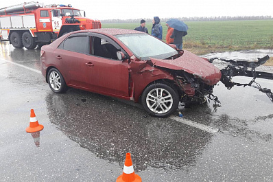 Водитель Киа выжил после лобового столкновения на трассе в Самарской области