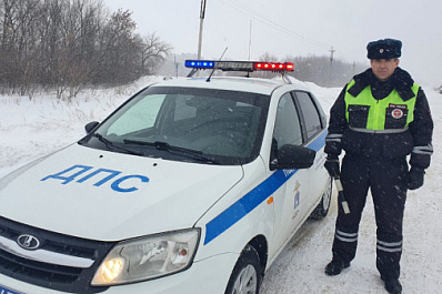 В Самарской области десяток машин вытащил из снежного плена полицейский