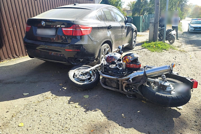 В Самаре 28 сентября мотоциклиста отбросило на BMW после аварии с внедорожником 