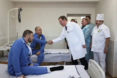 Дмитрий Азаров навестил бойцов СВО в военном госпитале