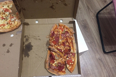 Из-под каблука: самарцам доставили странную пиццу