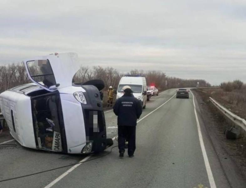 В Самарской области Volkswagen на встречке врезался в "Газель" и вылетел с трассы