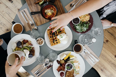 Врачи объяснили, почему стресс "заедается"