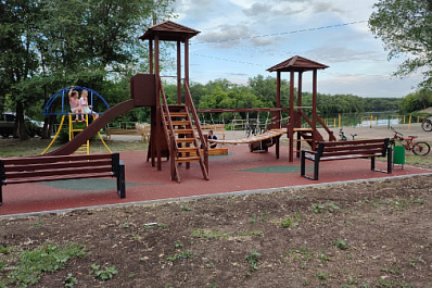 На набережной реки Иргиз в Пестравском районе появилась детская площадка 