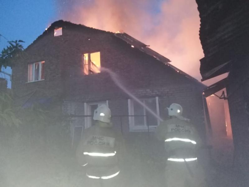 В ночь на 24 июля в Самаре 87 человек тушили два горящих дома на ул. Набережной реки Самары