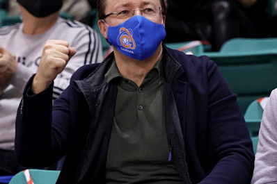 Губернатор Дмитрий Азаров посетил баскетбольный матч "Самара" - "Руна"