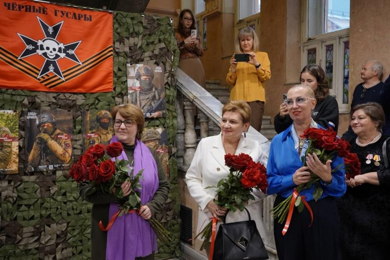 Самарцев отметили памятными нагрудными знаками "Народный фронт. Все для Победы" за поддержку участников СВО