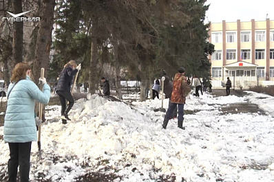 Самарцы приводят в порядок городские улицы после зимы