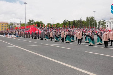 На площади Куйбышева в Самаре во время Парада Победы выступил большой сводный хор