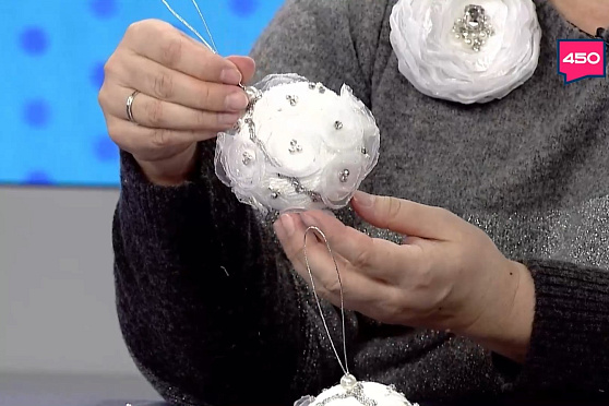 Елочный шарик-снежок. Ручная работа