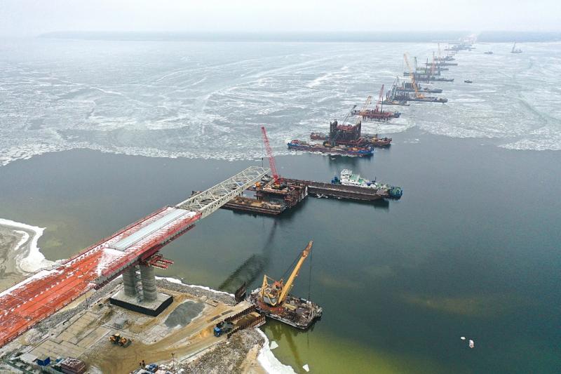 В Тольятти рыбаков просят не выходить на лед в районе строительства моста через Волгу