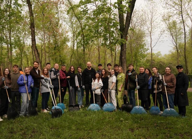 В день Всероссийского субботника Михаил Смирнов и новый состав молодежного правительства вышли на уборку территории в парке "Молодежный"