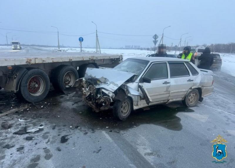 В Самарской области на трассе "Калина" на скорости вылетела в кювет и опрокинулась
