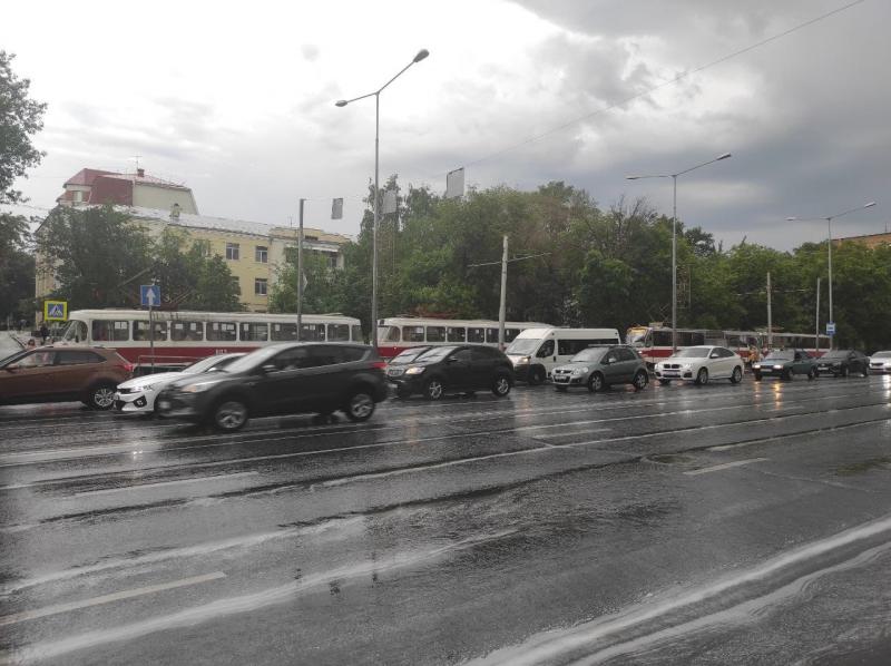 В Самаре из-за ливня на Ново-Садовой встали трамваи