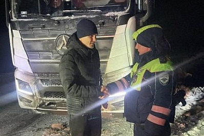 Не смог выбраться: на трассе в Самарской области грузовик съехал с дороги