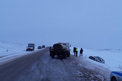 Смертельное ДТП: в Самарской области легковушка столкнулась с грузовиком