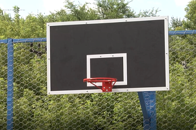 В Отрадном обновляют две спортплощадки