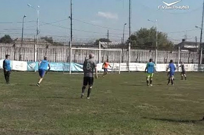 Осуждённые ИК-5 сыграли в футбол с ветеранами "Крыльев Советов"