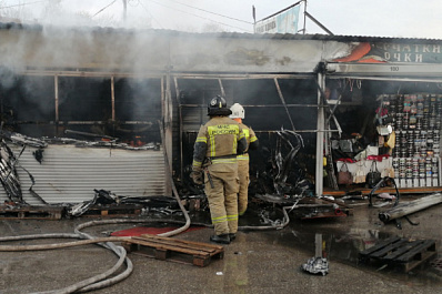 В Новокуйбышевске на рынке полыхали торговые павильоны