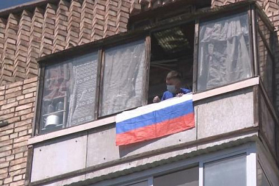 Ленточки-триколор начали раздавать в Самарской области